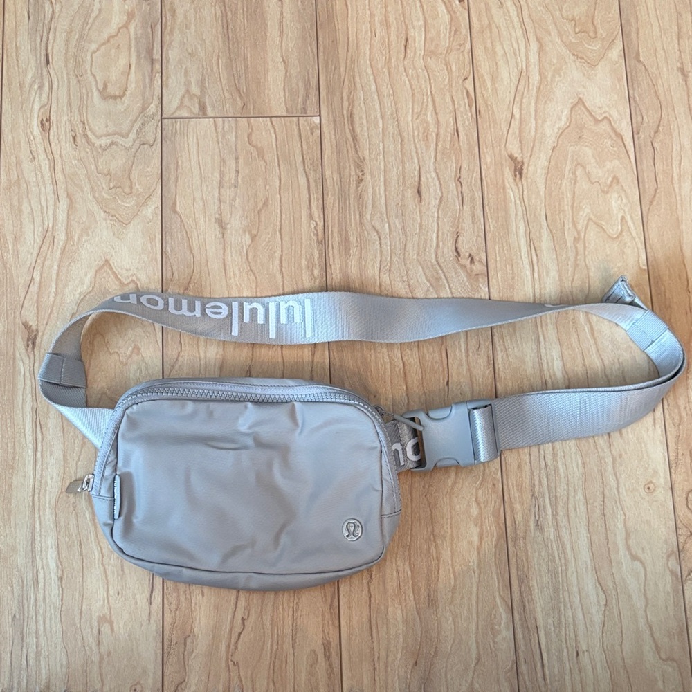 Lululemon Everywhere Belt Bag Limited Edition Silver, 1L